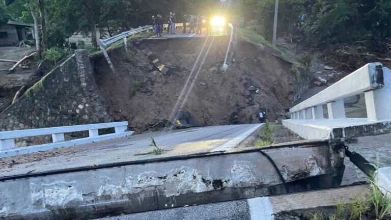 Inundaciones y derrumbes dejan incomunicadas varias comunidades en Chiapas