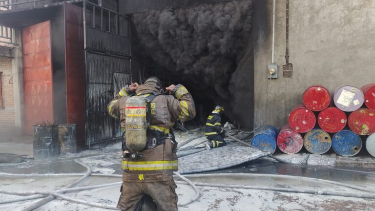 Controlan incendio en fábrica de muebles en Ecatepec