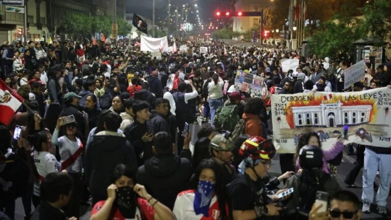 Perú declara estado de emergencia en Lima tras protesta que dejó un muerto y más de cien heridos