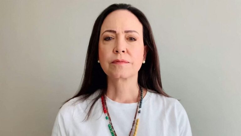 Por lucha democrática en Venezuela, dan Nobel de la Paz a Machado