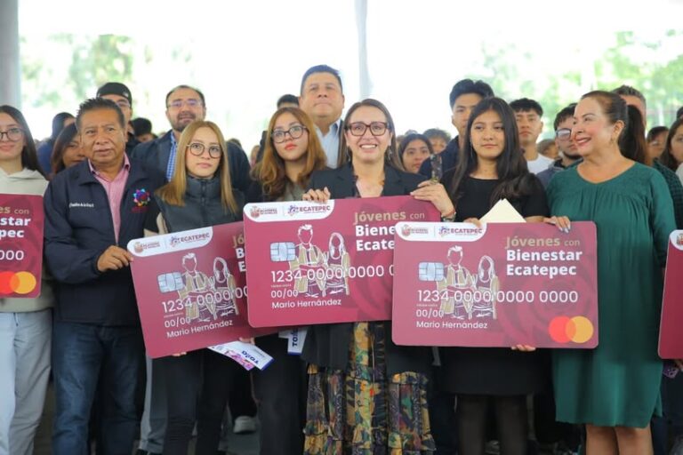 Es heroico que estudien en este país: Azucena Cisneros