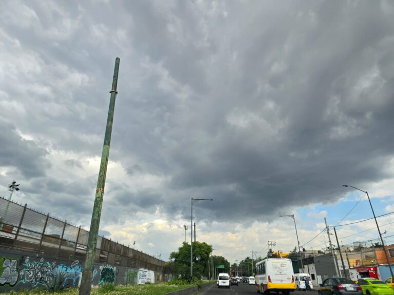 Raymond y frente frío 6 provocan lluvias torrenciales y fuertes vientos en México