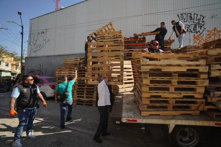 Azcapotzalco retira más de 2 mil tarimas y puestos ilegales para recuperar espacios públicos