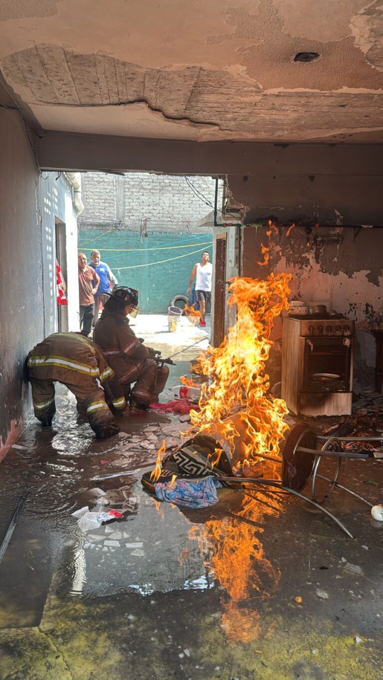 Flamazo en vivienda de Ecatepec deja un hombre con quemaduras graves