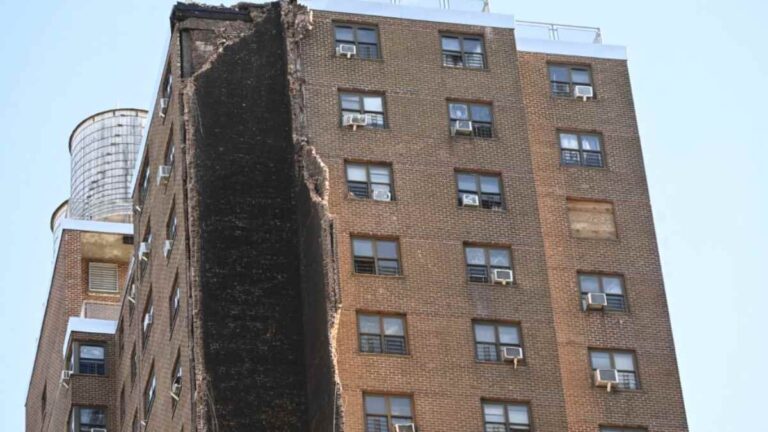Se derrumba parcialmente un edificio en el Bronx, New York