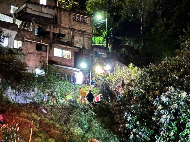 Protección Civil de Naucalpan atiende deslave en la colonia Olímpica Radio; no se reportan heridos