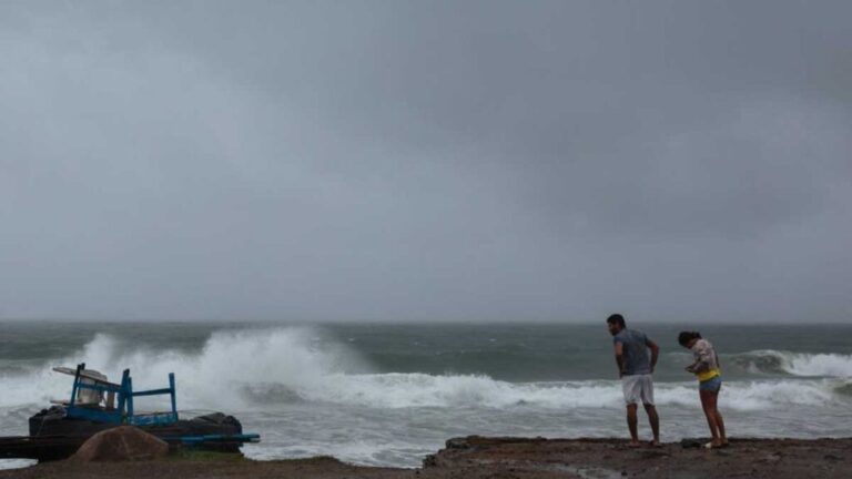 Priscilla mantiene alerta por lluvias torrenciales y oleaje elevado