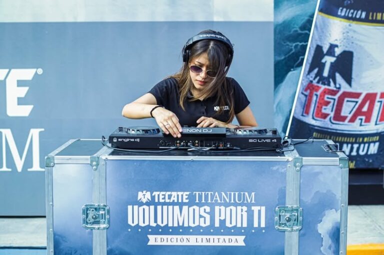 Tecate Titanium celebra su regreso después de 6 años caracterizando los Oxxo’s más importantes de Ciudad de México, Mérida y Monterrey