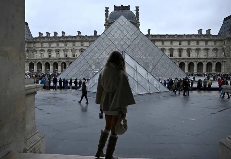 Robo al Museo del Louvre: dos detenidos participaron juntos en un robo hace 10 años