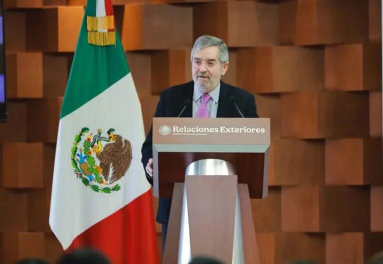 Juan Ramón de la Fuente defiende figura de asilo diplomático como derecho irrenunciable Juan Ramón de la Fuente defiende figura de asilo diplomático como derecho irrenunciable