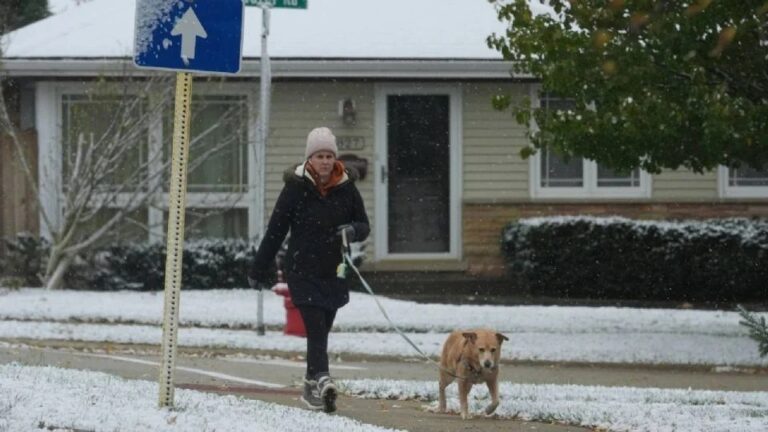 Primeras nevadas en EU ponen en alerta hasta 14 estados por bajas temperaturas