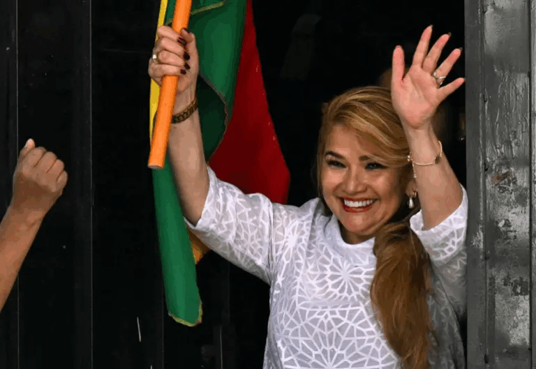 Jeanine Áñez, expresidenta de Bolivia, sale de prisión tras anulación de su condena