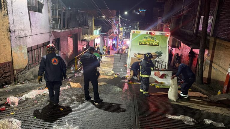 Camión repartidor pierde el control y derriba postes antes de impactar una vivienda en Álvaro Obregón