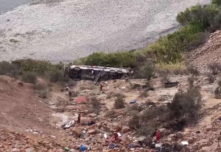 Accidente de autobús en Perú deja al menos 37 muertos y 24 heridos