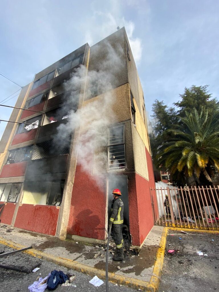 Explosión por acumulación de gas deja tres lesionados y provoca evacuación masiva en Tlalnepantla