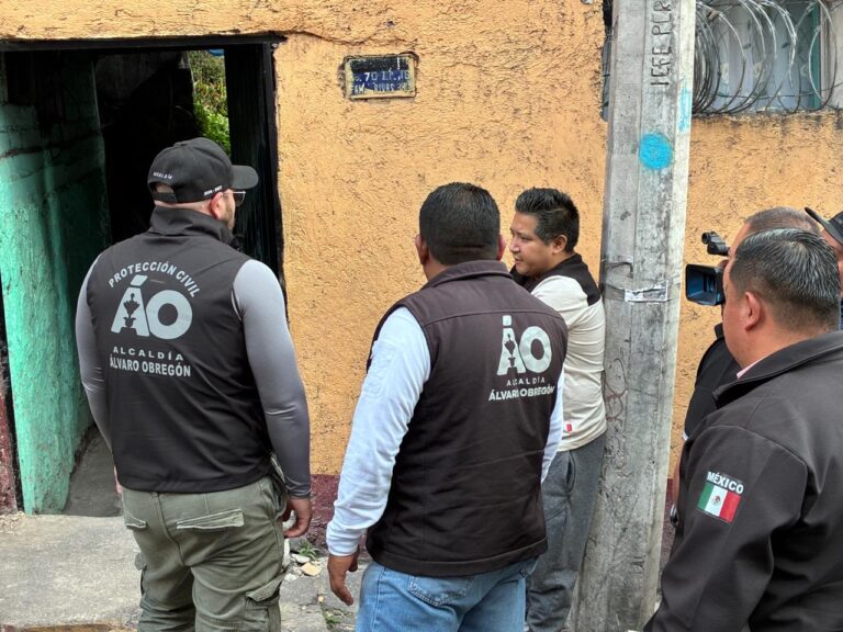 Camión de reparto se impacta contra vivienda en Álvaro Obregón