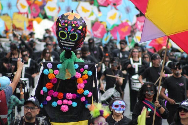 Entre esqueletos y colores en el Gran Desfile de Día de Muertos 2025; congrega a 1 millón 450 mil asistentes