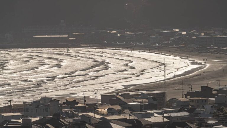 Japón registra pequeños tsunamis en la costa noreste tras un sismo en el mar