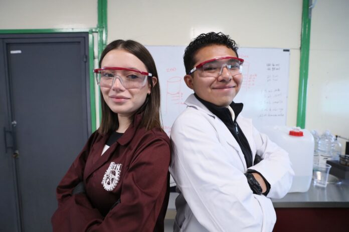 Estudiantes del IPN crean “Puribag”, un plástico que se disuelve y purifica el agua con ayuda del sol