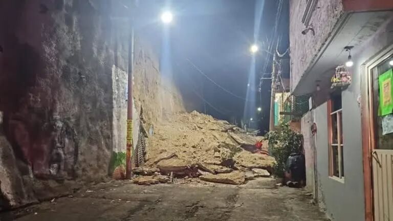 Deslizamiento de tierra en Acuilotla afecta viviendas y evacúan a 15 personas