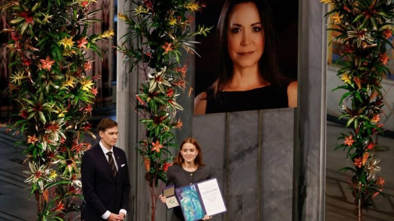 Entregan Nobel de la Paz sin María Corina Machado; su hija lo recibe