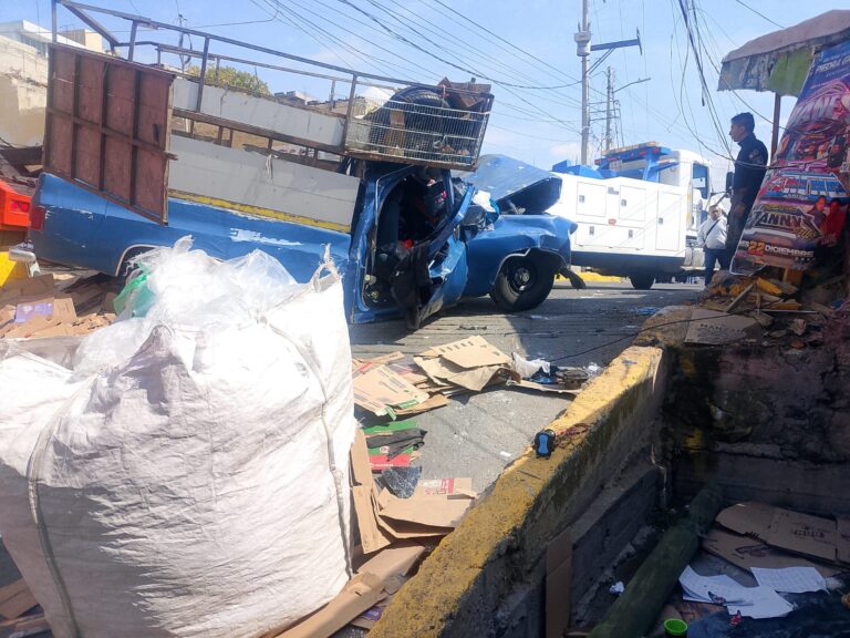 Choque en pendiente de San Pedro Xalostoc deja seis lesionados