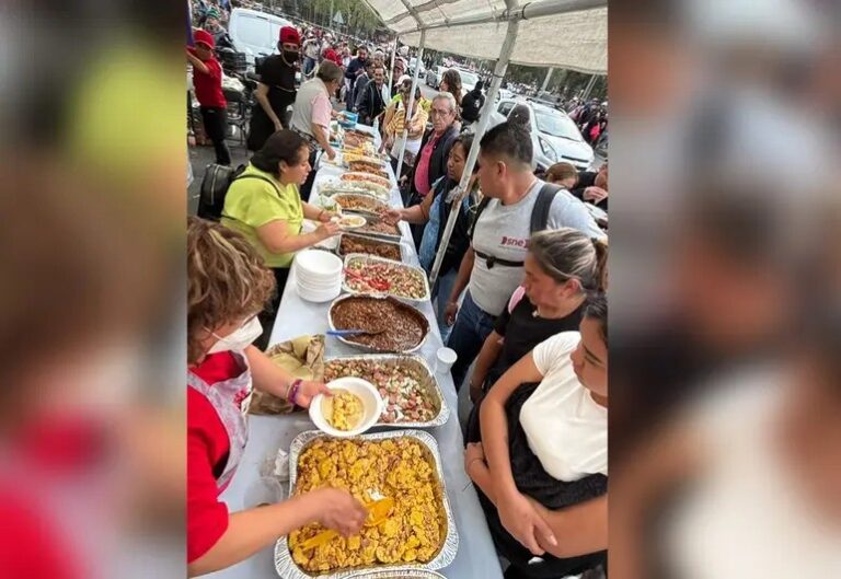 Regalan casi 4 toneladas de tacos a peregrinos en CDMX