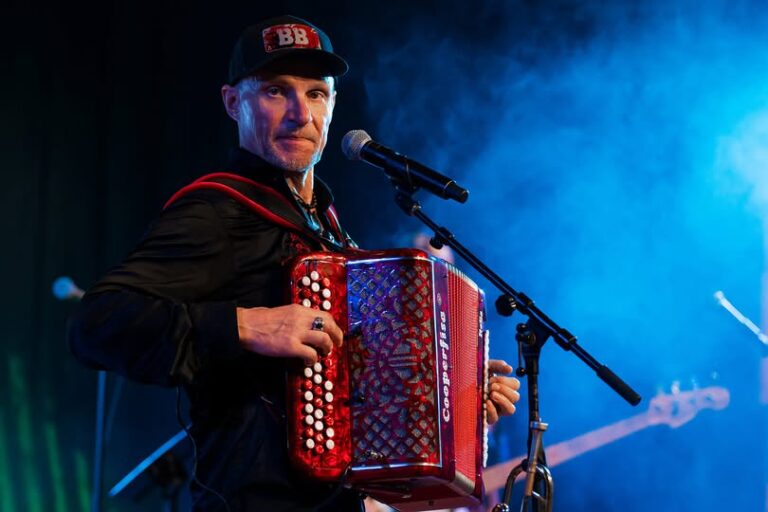 Oleg Skrypka y Vopli Vidopliassova unen a México y Ucrania en un concierto solidario con causa humanitaria