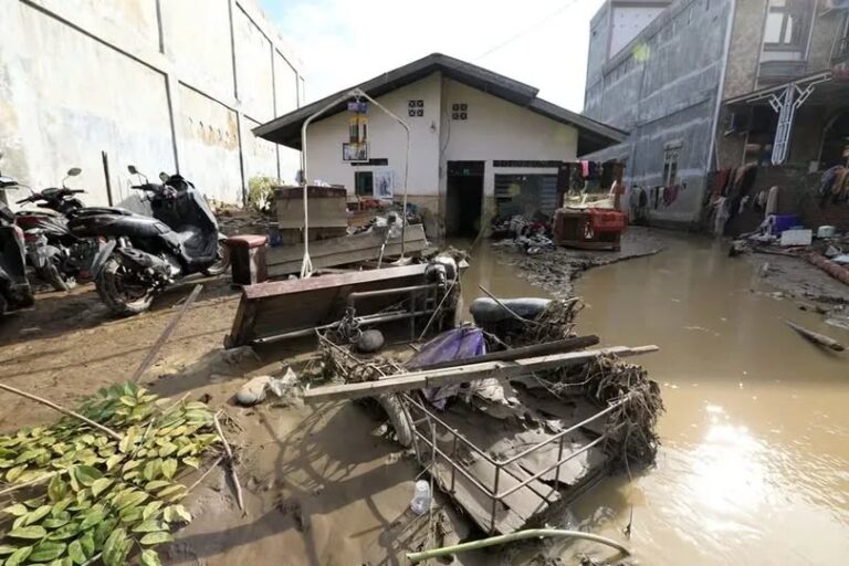 Más de 700 fallecidos y medio millar de desaparecidos por las inundaciones en Indonesia