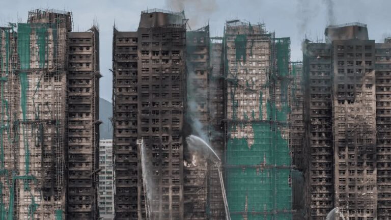 Detenidas 13 personas por incendió en Hong Kong, mientras subió a 151 el número de fallecidos