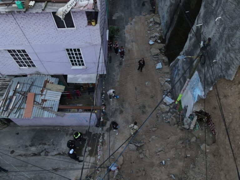 Deslizamiento de tierra en Álvaro Obregón deja cuatro viviendas dañadas Deslizamiento de tierra en Álvaro Obregón deja cuatro viviendas dañadas