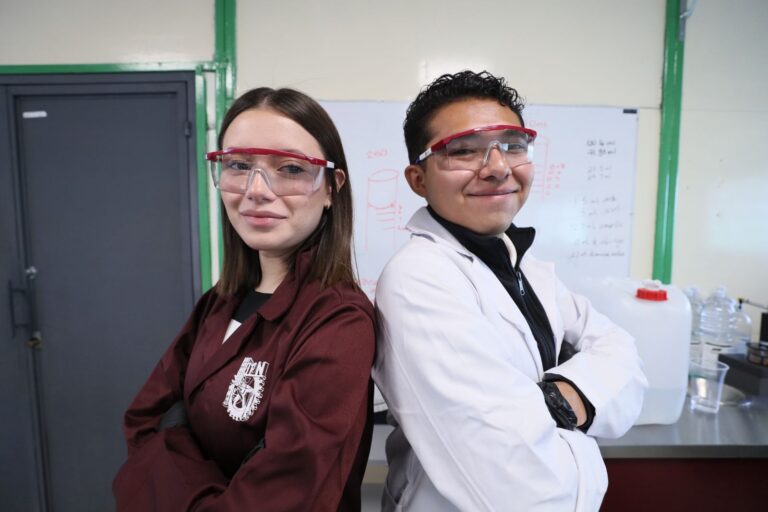 Estudiantes del IPN crean “Puribag”, un plástico que se disuelve y purifica el agua con ayuda del sol Estudiantes del IPN crean “Puribag”, un plástico que se disuelve y purifica el agua con ayuda del sol