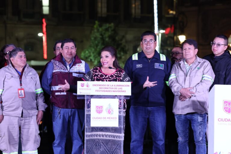 Iluminan el Zócalo capitalino