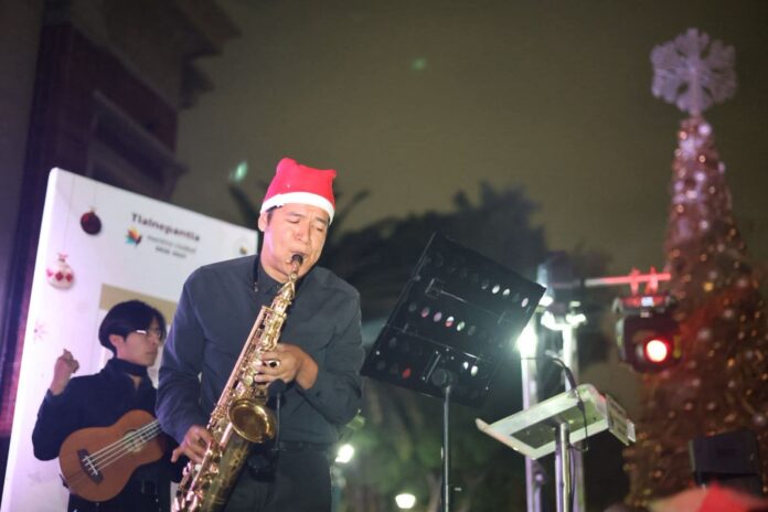 Encienden árbol navideño en Tlalnepantla y llaman a vivir una temporada de esperanza y unión familiar