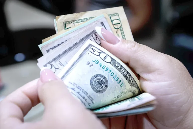 ¡Peso se debilita! Precio del dólar hoy en bancos capitalinos