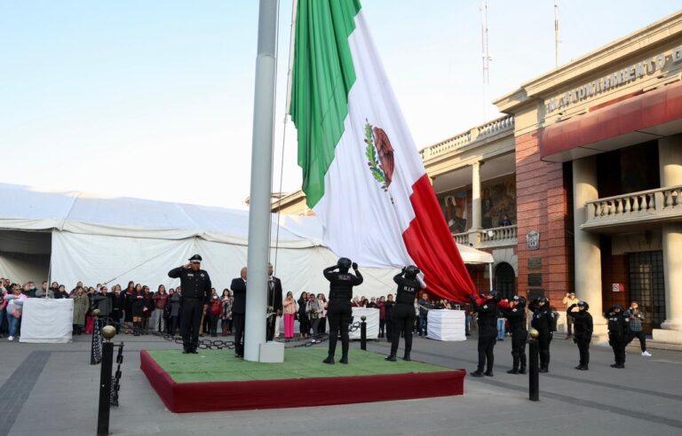 Tlalnepantla refuerza identidad cívica con solemne Izamiento de Bandera encabezado por Raciel Pérez Cruz