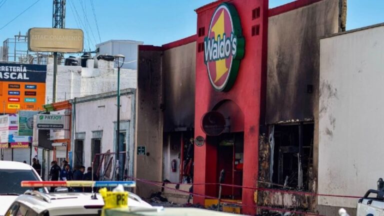 Fiscalía de Sonora imputa a ocho personas y una empresa por incendio en Waldo’s Hermosillo