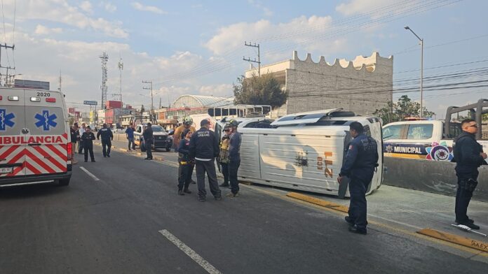 Doble volcadura en Ecatepec deja seis lesionados; Protección Civil atiende emergencias