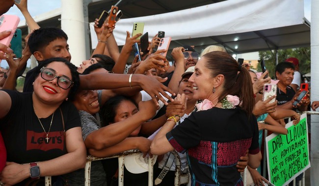 En Coyuca de Benítez, Presidenta entrega tarjetas de la Pensión Mujeres Bienestar; más de 74 mil mujeres reciben este apoyo en Guerrero