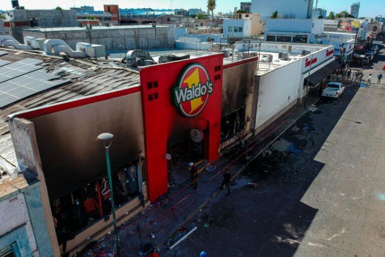 Dos implicados en incendio de la tienda Waldo’s no fueron vinculados a proceso ¿Qué pasó?