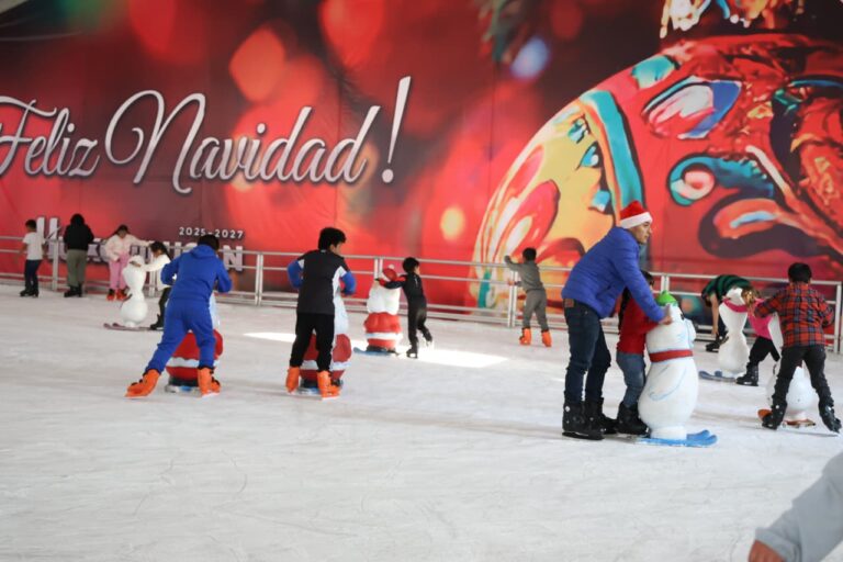 Huixquilucan vive una Navidad sobre hielo: más de 20 mil personas disfrutan pistas gratuitas