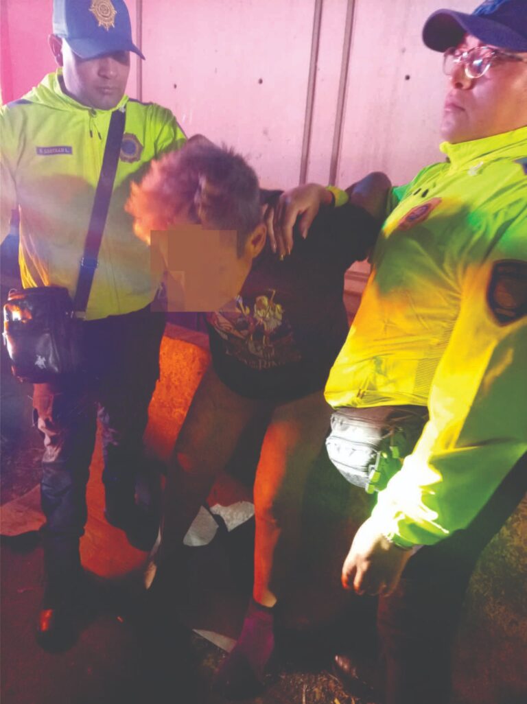 Policías de Ecatepec evitan suicidio en pilar del Metro Ciudad Azteca Policías de Ecatepec evitan suicidio en pilar del Metro Ciudad Azteca