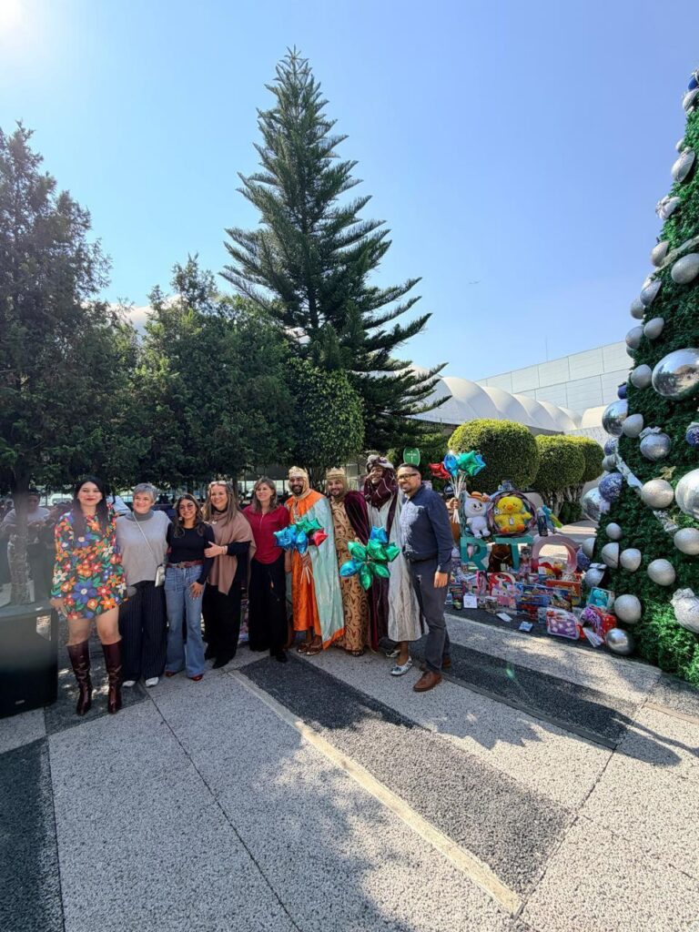 La Misión del 4º Rey Mago cumple su propósito y lleva la magia del Día de Reyes a niñas y niños de Casa de la Amistad