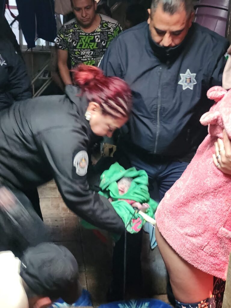 Policías de Nezahualcóyotl asisten parto de gemelos y salvan a madre y bebés en Pantitlán