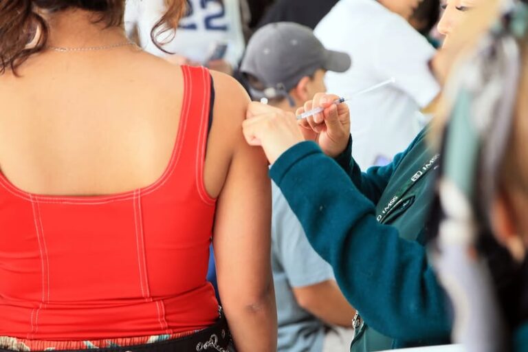 Caída en vacunación abre la puerta al regreso del sarampión en México, advierte especialista