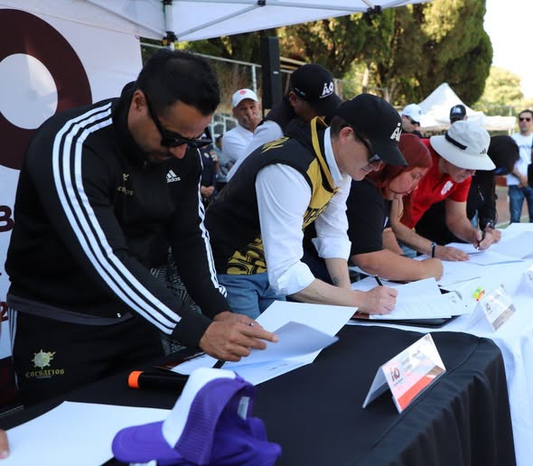 Álvaro Obregón firma convenio con ligas de fútbol americano para uso seguro de deportivos