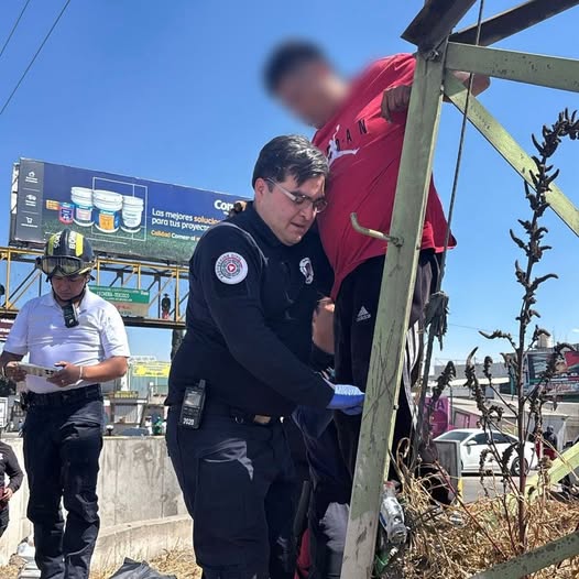 Evitan suicidio de hombre en torre de alta tensión en la Texcoco-Lechería