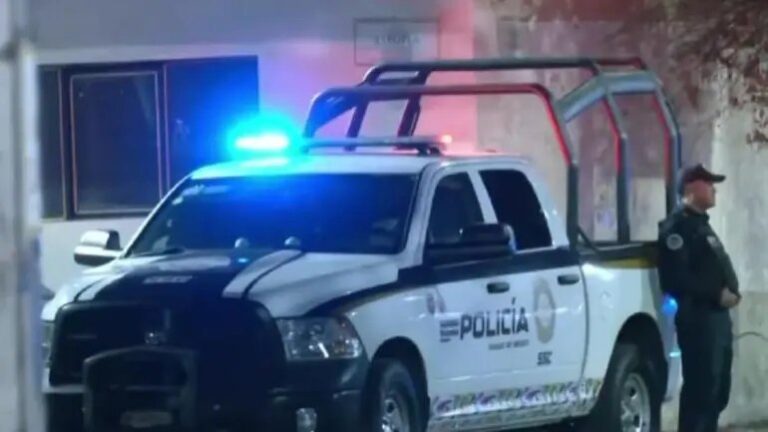 Hallan a dos personas muertas dentro de un vehículo en Barrio de Zapotla, Iztacalco