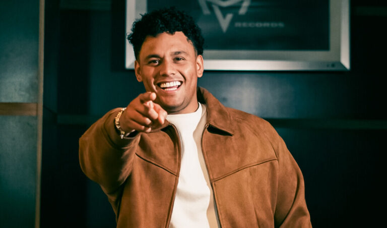 El colombiano Chelo Ramírez se vuelve viral tras entrevista en México y despierta expectativa entre seguidores del regional mexicano