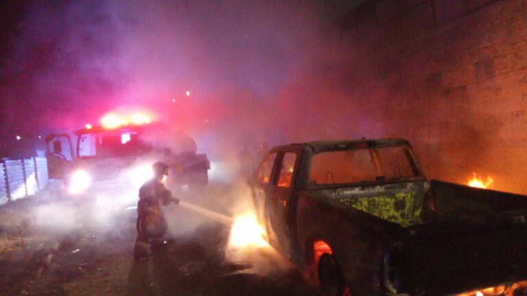 🔥 Camioneta se incendia en Ecatepec; un corto circuito habría originado el fuego